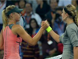 Azarenka (i) aniquiló la resistencia de su rival Sharapova (d) en la pista Diamante, el escaparate del Abierto de China. AFP  /