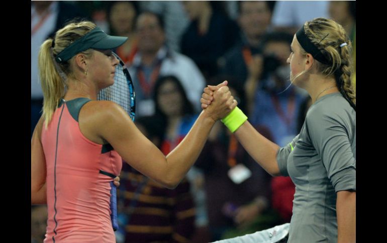 Azarenka (i) aniquiló la resistencia de su rival Sharapova (d) en la pista Diamante, el escaparate del Abierto de China. AFP  /