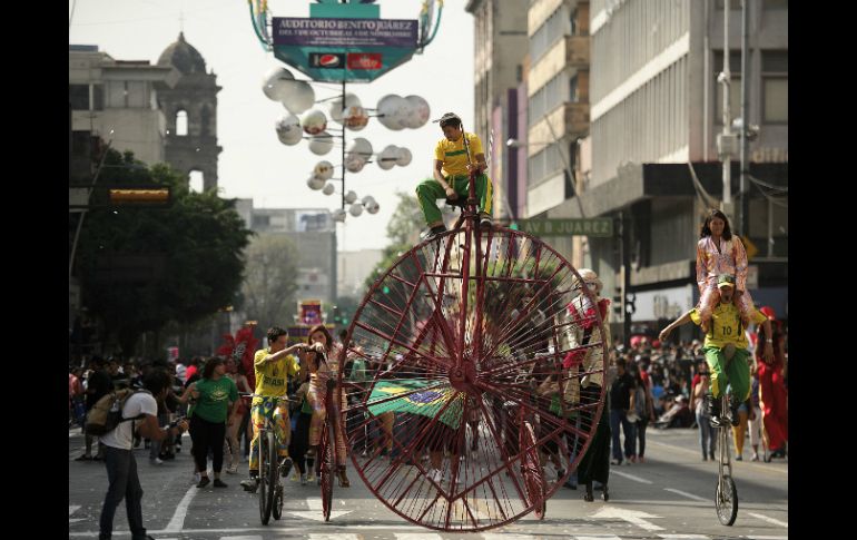 Familias admiraron a los 22 carros alegóricos que engalanaron el primer cuadro de la ciudad.  /