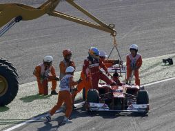 Un toque de Raikkonen fue lo que provocó el pinchazo en la rueda posterior izquierda del auto de Alonso. REUTERS  /