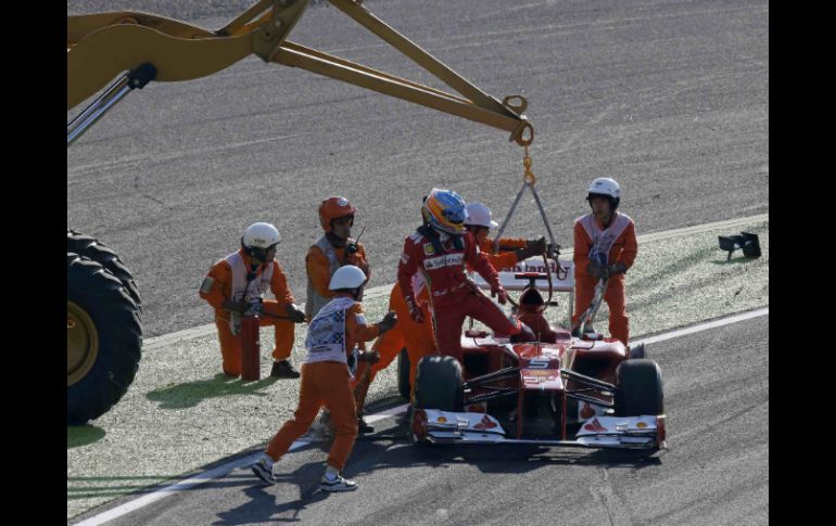 Un toque de Raikkonen fue lo que provocó el pinchazo en la rueda posterior izquierda del auto de Alonso. REUTERS  /