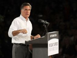 El sondeo muestra que la cantidad de votantes que Obama y Romney disputan se está reduciendo. AP  /