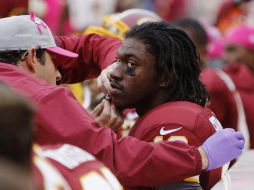 Robert Griffin III salió conmocionado del partido. REUTERS  /