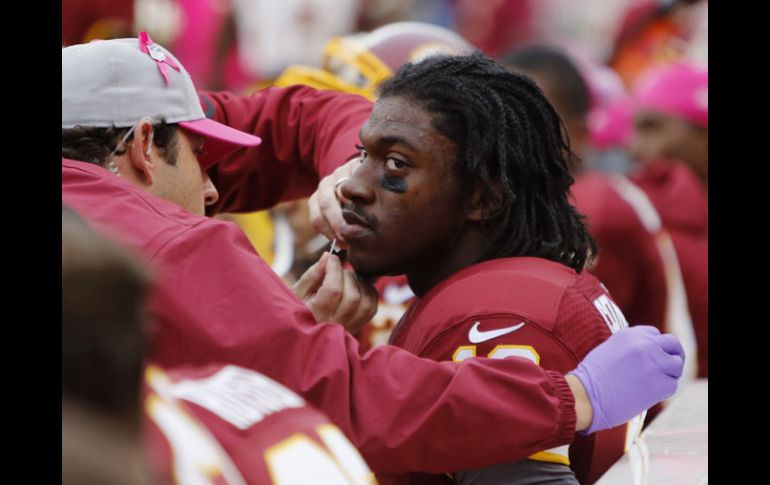 Robert Griffin III salió conmocionado del partido. REUTERS  /