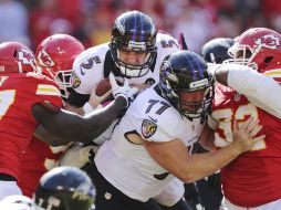 Flacco (centro) batalló con la defensiva de Kansas City. AP  /