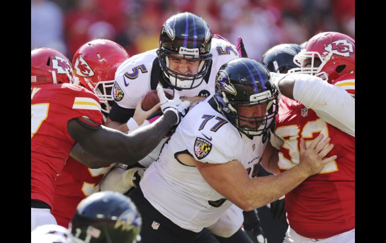 Flacco (centro) batalló con la defensiva de Kansas City. AP  /