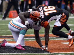 Reshad Jones (izq) interceptó un pase para darle el triunfo a los Delfines. AP  /