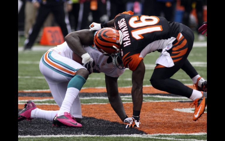 Reshad Jones (izq) interceptó un pase para darle el triunfo a los Delfines. AP  /