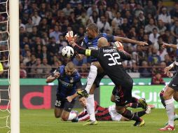 Walter Samuel (25) remate de cabeza para vencer al portero del Milán y anotar el único gol del partido. AP  /