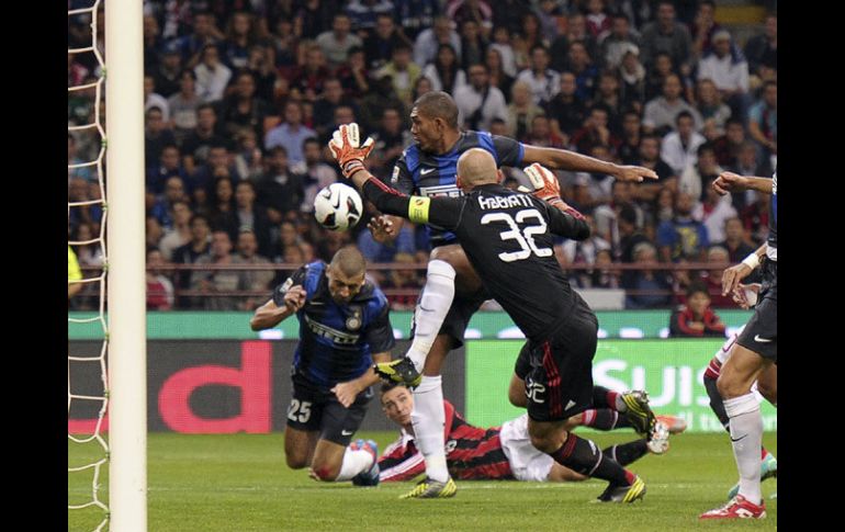 Walter Samuel (25) remate de cabeza para vencer al portero del Milán y anotar el único gol del partido. AP  /