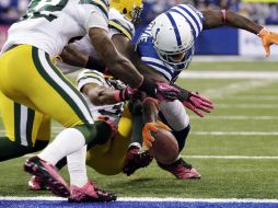 Wayne estira el balón para que cuente la anotación y con ello sacar el triunfo ante Green Bay. AP  /