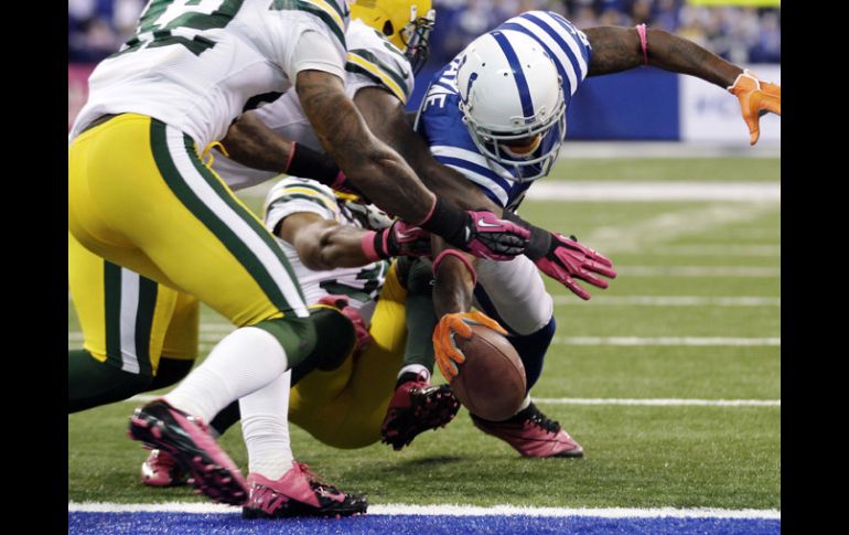 Wayne estira el balón para que cuente la anotación y con ello sacar el triunfo ante Green Bay. AP  /