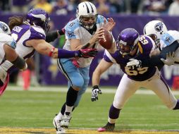 Matt Hasselbeck (centro) no pudo con la defensiva de los Vikingos. AP  /