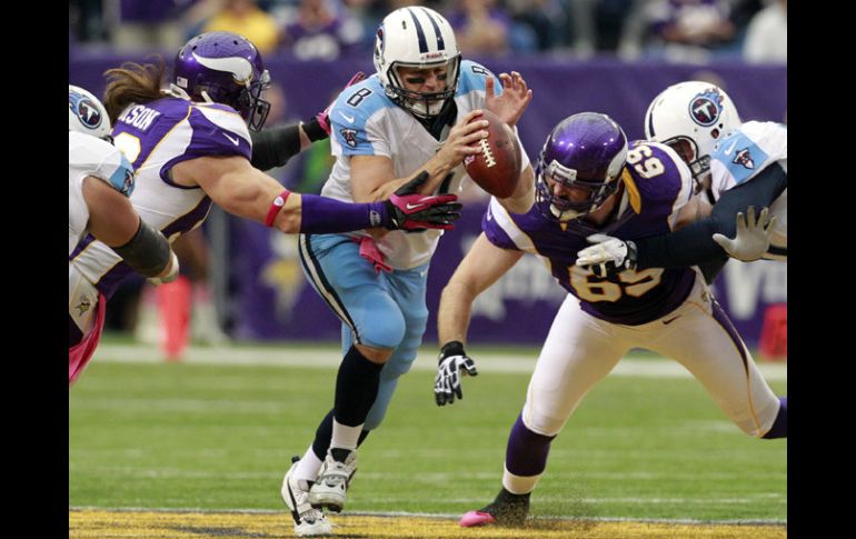 Matt Hasselbeck (centro) no pudo con la defensiva de los Vikingos. AP  /