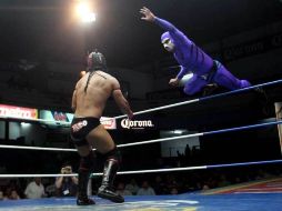 Acción del comabte estelar de la función dominical de lucha libre en la Arena Coliseo.  /