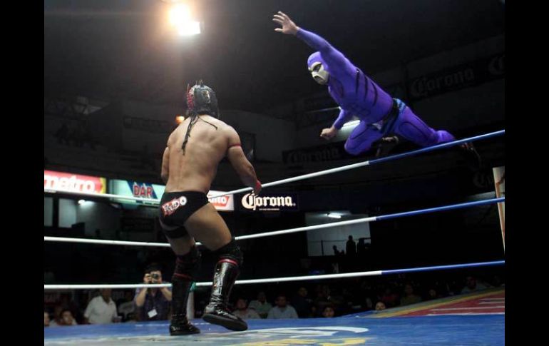 Acción del comabte estelar de la función dominical de lucha libre en la Arena Coliseo.  /