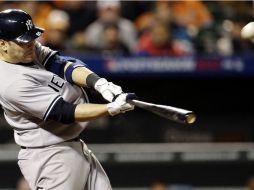 El poder ofensivo de los Yankees despegó en la novena entrada con un jonrón de Russell Martin. (AP)  /