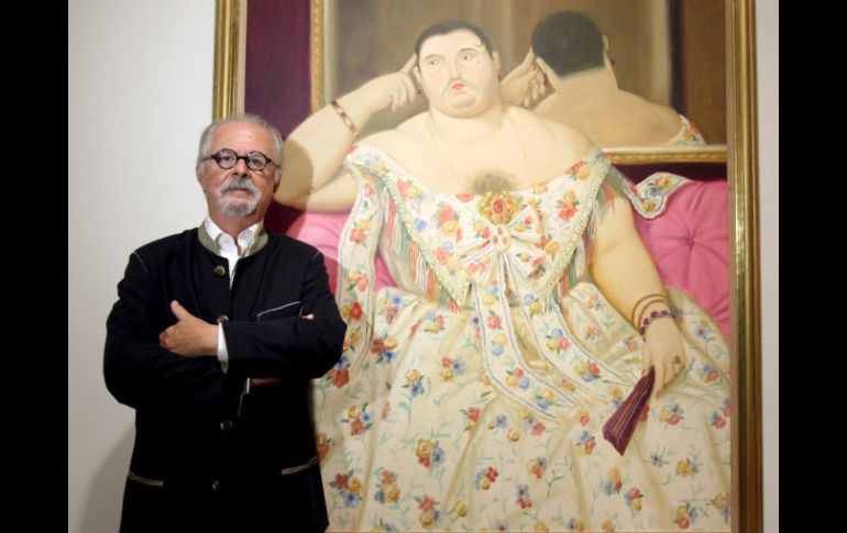 El pintor y escultor colombiano Fernando Botero, posa ante su pintura ''Madame Moitessier''. EFE  /