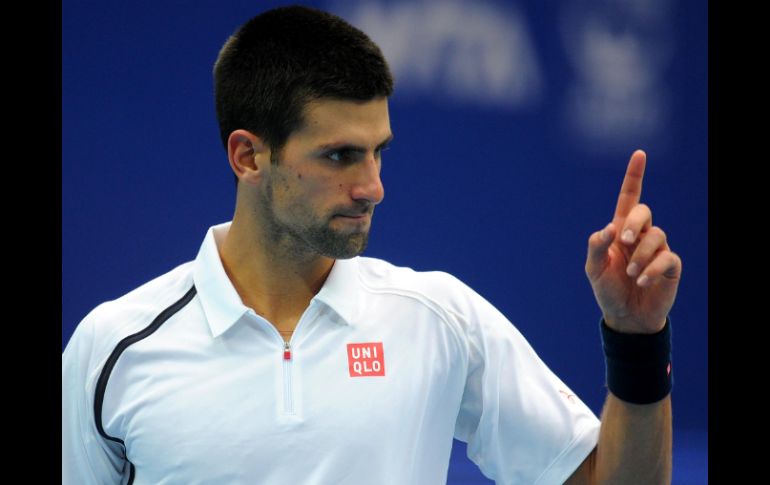 Djokovic se llevó el trofeo del Abierto de Beijing y se va acercando al número uno de la ATP. ARCHIVO  /