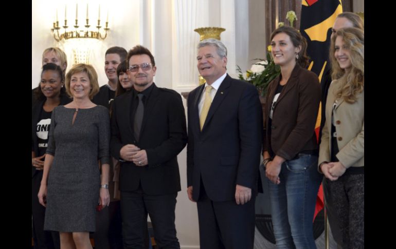 Bono sostuvo un encuentro con el jefe del Estado de Alemania, Joachim Gauck para discutir la situación en Africa. EFE  /