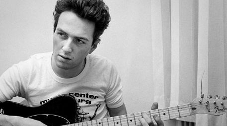 La leyenda: Joe Strummer, con su Fender Stratocaster. ARCHIVO  /