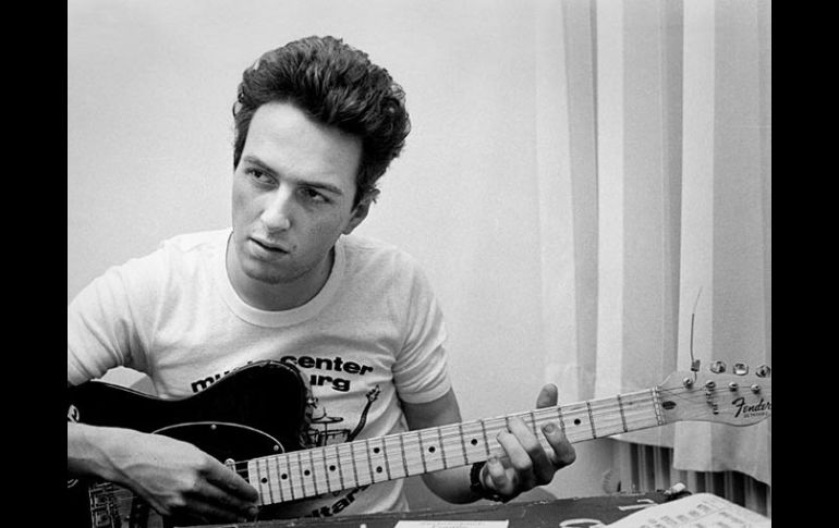 La leyenda: Joe Strummer, con su Fender Stratocaster. ARCHIVO  /