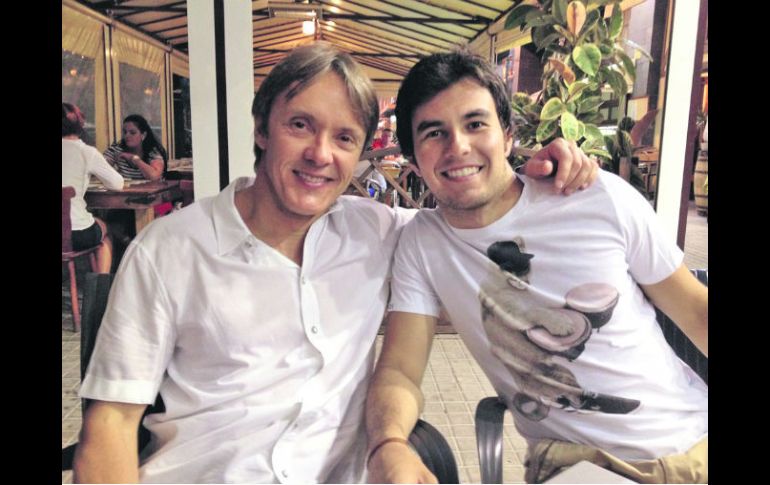 Guía. Adrián Fernández posa junto a Sergio Pérez, quien de forma afectuosa le dice ''tío''.  /