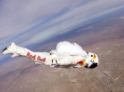 Imagen de archivo del 13 de abril de 2009 del deportista extremo Felix Baumgartner realizando un salto extremo. ARCHIVO  /