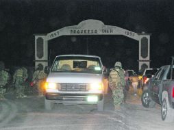 Marinos resguardan la escena donde fue abatido Heriberto Lazcano, justo en la entrada de Progreso, Coahuila. EFE  /