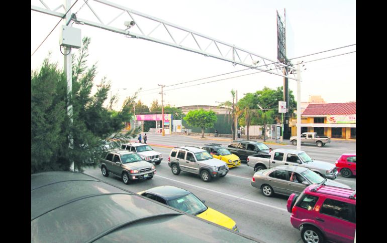 Con las cámaras Luz Roja,quien acelere en lugar de frenar con el semáforo en amarillo o invada la zona peatonal,recibirá una infracción  /