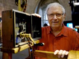 El coleccionista de cine Josep Maria Queraltó posa junto a un cinematógrafo de los hermanos Lumière. EFE  /