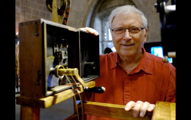 El coleccionista de cine Josep Maria Queraltó posa junto a un cinematógrafo de los hermanos Lumière. EFE  /