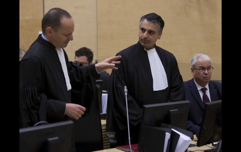 Representantes de Libia conversan en la Corte Penal Internacional para escuchar los argumentos sobre el caso de Saif. EFE  /