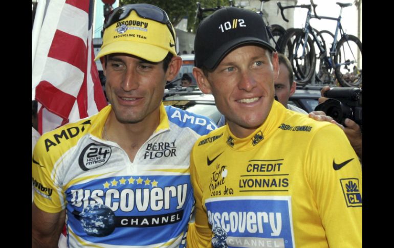 Hincapie (i) fue compañero de Armstrong (d) cuando el estadounidense del ciclismo ganó sus siete títulos del Tour de Francia. ARCHIVO  /