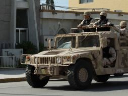 Militares patrullan hoy las calles frente a la funeraria donde el cuerpo Heriberto Lazcano fue robado. XINHUA  /