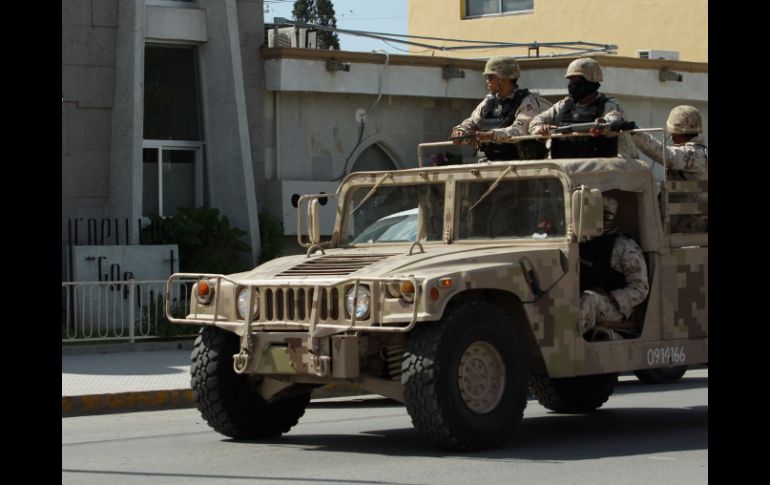 Militares patrullan hoy las calles frente a la funeraria donde el cuerpo Heriberto Lazcano fue robado. XINHUA  /