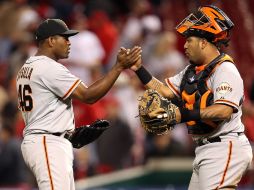 Héctor Sanchez (29) y el pitcher Santiago Casilla celebran la victoria ante Cincinnati. AFP  /