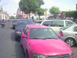 Automóviles mal estacionados son una constante en el Centro de Guadalajara y son una de las principales causas del caos vial en la zona  /