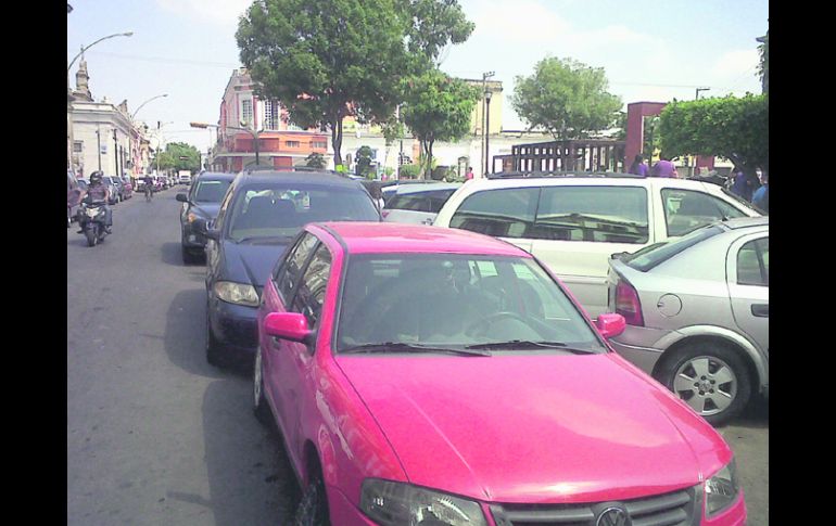 Automóviles mal estacionados son una constante en el Centro de Guadalajara y son una de las principales causas del caos vial en la zona  /