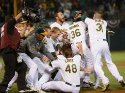 Todo el equipo de los Atléticos de Oakland celebran al terminar el juego. AFP  /