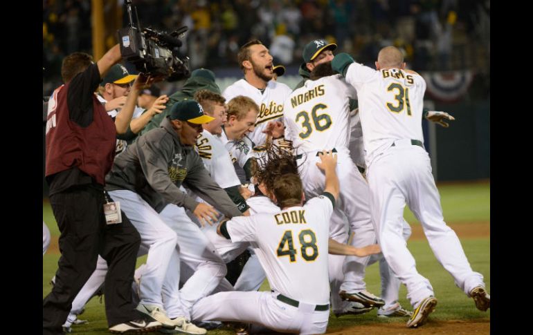 Todo el equipo de los Atléticos de Oakland celebran al terminar el juego. AFP  /