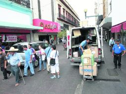 Exceso de todo. En la zona Centro de Guadalajara se registran cotidianamente un sinúmero de violaciones al reglamento de vialidad.  /