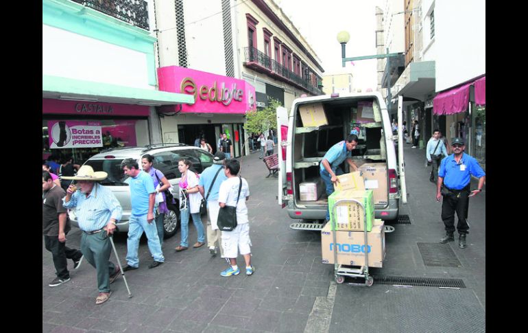 Exceso de todo. En la zona Centro de Guadalajara se registran cotidianamente un sinúmero de violaciones al reglamento de vialidad.  /