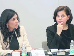 La secretaria del Trabajo, Rosalinda Vélez (derecha), sorprendió al decir que la reforma laboral no generará empleos. NTX  /