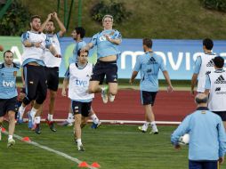 Los jugadores de la Selección española durante el entrenamiento que realizaron ayer por la tarde. ARCHIVO  /