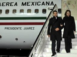 Enrique Peña Nietoy su esposa, Angélica Rivera, a su llegada al aeropuerto Tegel de Berlín. EFE  /