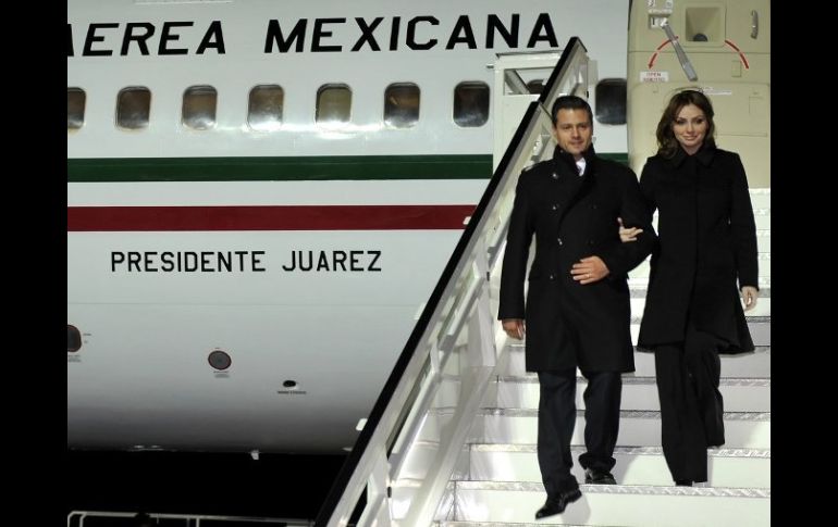 Enrique Peña Nietoy su esposa, Angélica Rivera, a su llegada al aeropuerto Tegel de Berlín. EFE  /