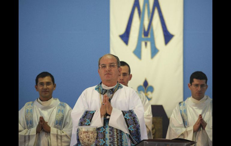 El obispo Leopoldo González durante la misa de esta tarde.  /