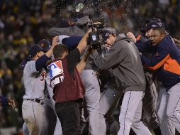 El equipo de los Tigres de Detroit celebran tras su victoria ante Oakland. AFP  /