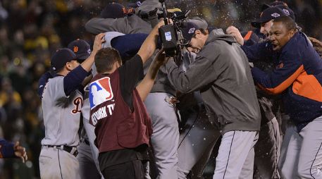 El equipo de los Tigres de Detroit celebran tras su victoria ante Oakland. AFP  /